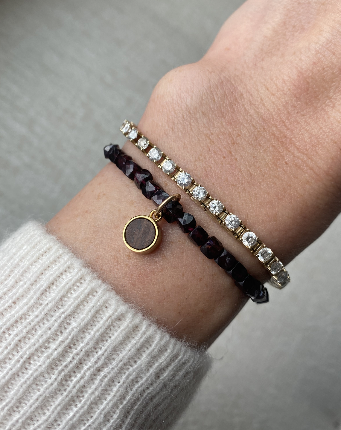 ROUND CHARM GARNET - Gold